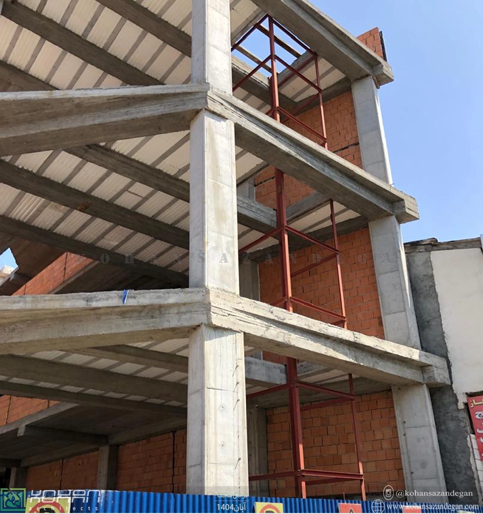 ساختمان تجاری تفریحی سه طبقه در حال ساخت 